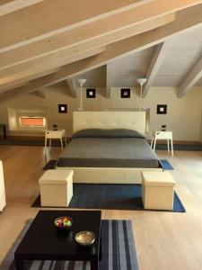 una camera da letto con un grande letto in mansarda di Residenza Virgiliana Suite con terrazza a Mantova