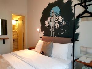 una camera con letto a baldacchino sul muro di Rumours Inn a Istanbul