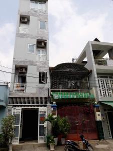 un edificio con una moto parcheggiata di fronte di Saigon Apartments 2 ad Ho Chi Minh