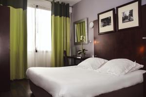 Postel nebo postele na pokoji v ubytování Hôtel Du Centre Annemasse