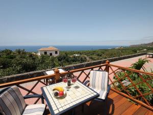 ラ・オロタバにあるLujoso apartamento en Finca Robles 2のテーブルと椅子、海の景色を望むバルコニー