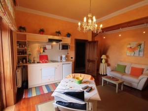 - un salon avec un canapé et une table dans l'établissement Lujoso apartamento en Finca Robles 2, à La Orotava