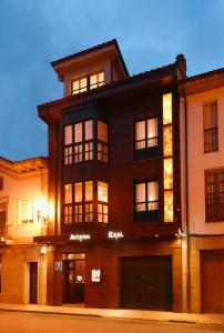 a building on a street at night at Hotel Avenida Real in Villaviciosa