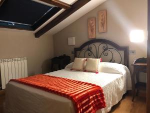 A bed or beds in a room at Hotel Apartamentos Barrau