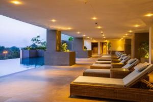 Bazén v ubytování Lemon Tree Premier City Center Pune nebo v jeho okolí