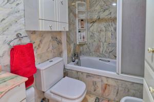 łazienka z toaletą, wanną i umywalką w obiekcie Doña Sofia w mieście Fuengirola +15 zdjęć