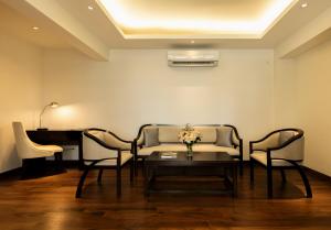 un soggiorno con divano, sedie e tavolo di Lavonca Boutique Hotel a Colombo