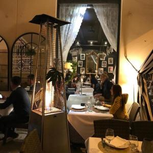 un grupo de personas sentadas en una mesa en un restaurante en La dimora del Casanova B&B boutique, en Alicante