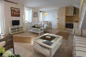 salon z kanapą i stołem w obiekcie Casa Svalba w Rovinj +36 zdjęć