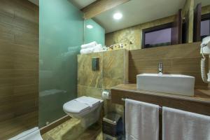 Bilik mandi di Garni Hotel Aveny