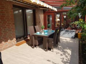 a patio with a table and chairs on a patio at Haus Backbord, Wohnung Hauptdeck in Fehmarn