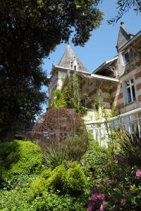 a house with a garden in front of it at Hôtel L'Yeuse - Les Collectionneurs in Châteaubernard