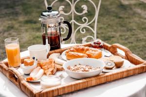 - un plateau de nourriture pour le petit-déjeuner sur une table dans l'établissement Little Manor, à Cheltenham