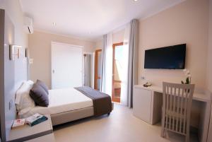 Телевизор и/или развлекательный центр в Hotel La Perla Del Golfo