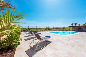 The swimming pool at or close to Villa Brisa Golf Salinas