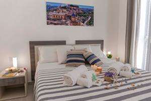 Una cama o camas en una habitación de MareinSicilia: Talia Residence