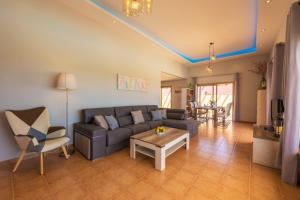 A seating area at Villa Brisa Golf Salinas