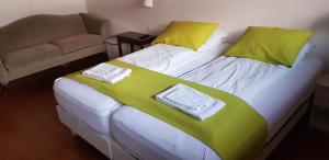 Una cama o camas en una habitación de Apotek Guesthouse 75 fotos más