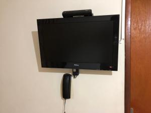 TV i/ili multimedijalni sistem u objektu Acalantus Hotel