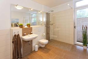 a bathroom with a sink and a toilet and a shower at Kapitaensweg 2 Kajuete 02 in Karlshagen