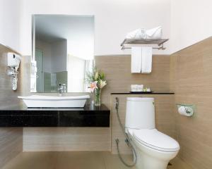Koupelna v ubytování Aiyara Grand Hotel