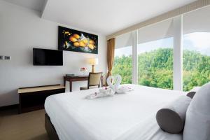 Postel nebo postele na pokoji v ubytování Aiyara Grand Hotel