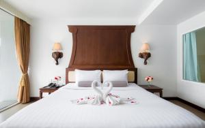 Postel nebo postele na pokoji v ubytování Aiyara Grand Hotel