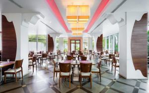 Restoran atau tempat lain untuk makan di Aiyara Grand Hotel