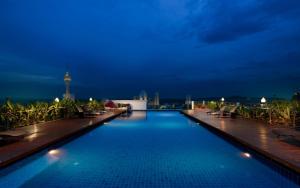 Bazén v ubytování Aiyara Grand Hotel nebo v jeho okolí
