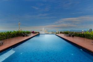 Bazén v ubytování Aiyara Grand Hotel nebo v jeho okolí