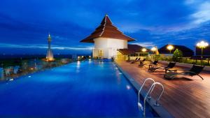 Bazén v ubytování Aiyara Grand Hotel nebo v jeho okolí