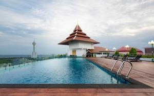 Bazén v ubytování Aiyara Grand Hotel nebo v jeho okolí