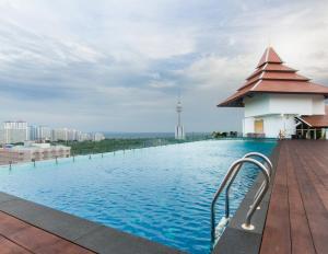 Bazén v ubytování Aiyara Grand Hotel nebo v jeho okolí