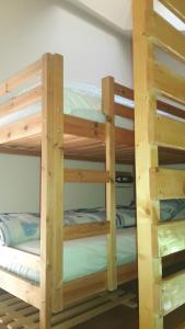 ein paar Etagenbetten in einem Zimmer in der Unterkunft Ski Sun 3315 in Manigod