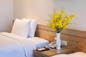 Postel nebo postele na pokoji v ubytování Naruwan Galaxy Hotel
