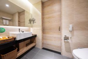 Koupelna v ubytování Naruwan Galaxy Hotel