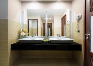 Koupelna v ubytování Aiyara Grand Hotel