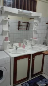 ein Badezimmer mit 2 Waschbecken und einer Waschmaschine in der Unterkunft Cayenne - 2313 Route de la Madeleine in Cayenne