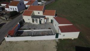 uma vista superior de uma casa com telhados vermelhos em Casal Riquezo T2-1.o- Serra da Pescaria - Nazare na Nazaré