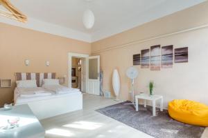 ブダペストにあるHi-Bp Origo Apartmentのベッドルーム1室(ベッド1台付)、リビングルームが備わります。