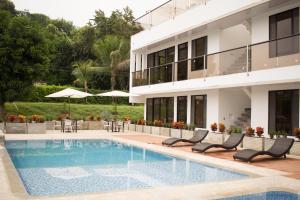 a swimming pool in front of a building at Villa Campestre Numbana Melgar in Melgar