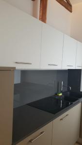 uma cozinha com um lavatório e uma bancada preta em SNC1018 MODERN BOUTIQUE APARTMENT em Veneza
