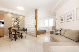 Posezení v ubytování Apartament Sunrise Spacerowa by Noclegi Renters