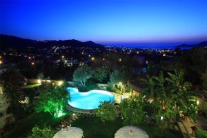 Ein Blick auf den Pool von der Unterkunft Sandima 37 Suites Hotel oder aus der Nähe