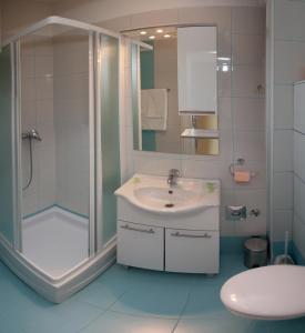 Koupelna v ubytování Apartments Klara + 19 fotografií