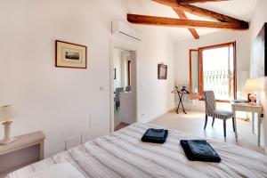 Habitación blanca con cama y escritorio en San Marcuola apartment, en Venecia