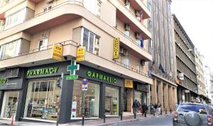 una tienda en una calle de la ciudad frente a un edificio en Ambrosia Suites, en Atenas