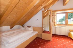 Łóżko lub łóżka w pokoju w obiekcie Hotel Garni Försterheim