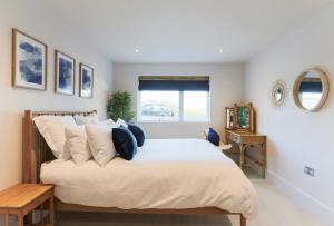 Un dormitorio con una cama grande y una ventana en Saltwater Newquay, en Newquay