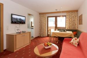 Televízia a/alebo spoločenská miestnosť v ubytovaní Hotel Garni Försterheim